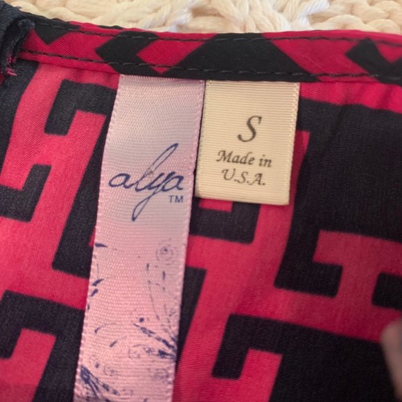 Pink and Navy Geometric Short Sleeve Blouse - Picture 3 of 4